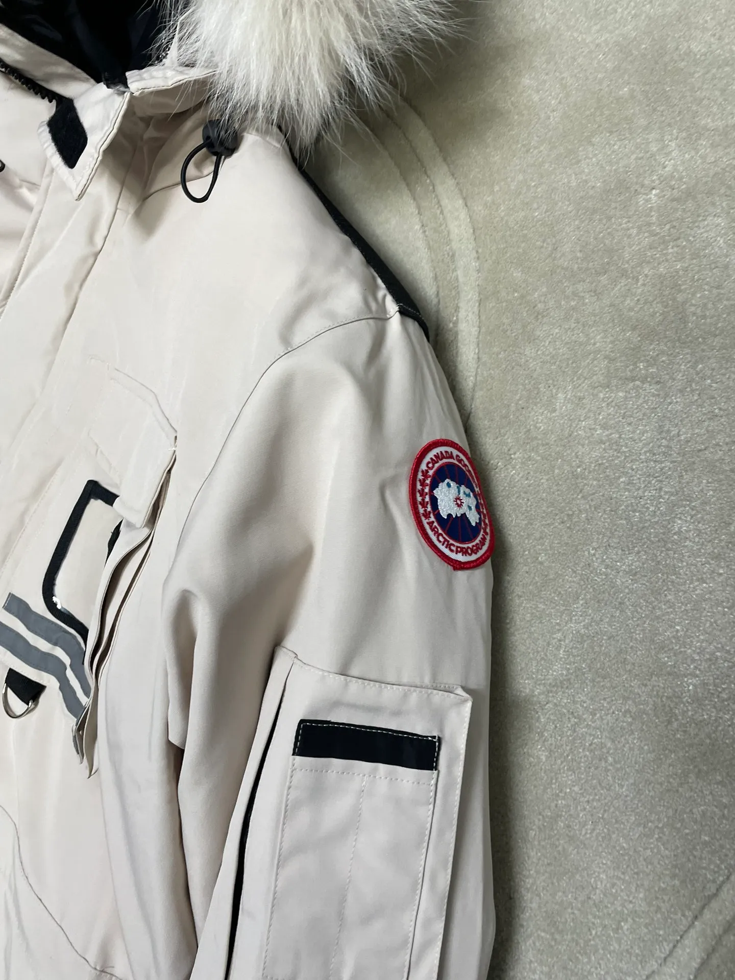 P1060 CANADA GOOES 🇨🇦ⒿⓅⓈ manufactures 10 models of snow curse men and women couples. Factory direct supply: supplying global purchasing agents, micro-business, entities, Tmall, high-end stalls and studio cooperation, free shipping! There are 10 types of Canada Goose Snow Mantra parkas for men and women, the Rolls-Royce of down jackets. ➖ Industry-leading anti-counterfeiting chip sensing. ➖ Imported Behringer embroidery machines and customized embroidery labels, the highest level and industry leading. ➖ Imported Korean 21-count polyester-cotton blended original fabric, TC85 waterproof coated fabric, water-repellent, windproof and wear-resistant. ➖ The new national standard 90 white duck down has an average down filling of 300 grams. The amount of down filling is industry-leading. ➖ 100% nylon lining with double double-layer sealing design to prevent velvet running, and seamless thread design on the cuffs! ➖ Yoshida YKK provides original factory-customized electroplated sliders. YKK two-way lockable zippers are tight and smooth and do not peel off paint. ➖ 3M composite Velcro is durable and the accessories and hardware are all custom-made. Note: Our copywriting is only simple and clear. Instead of bragging about the copywriting, it is better to compare and understand with samples. Only for the purest goose, the most dedicated, the most professional, the highest quality, the highest cost performance! SIZE:XS-XXL [with size chart]